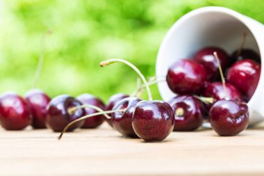 Kiraz yeşil bokeh arka plan ahşap tablo