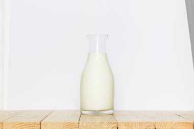 Beyaz arka planda süt şişesi 