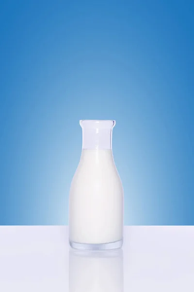 Garrafa de leite sobre fundo branco — Fotografia de Stock