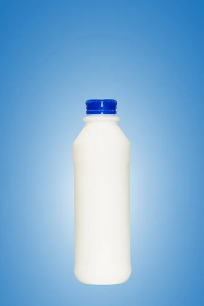 Frasco de leite isolado sobre fundo branco — Fotografia de Stock