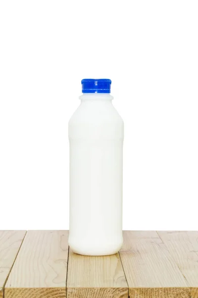 Botella de leche sobre fondo blanco —  Fotos de Stock