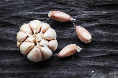 Sarımsak koyu ahşap zemin üzerinde