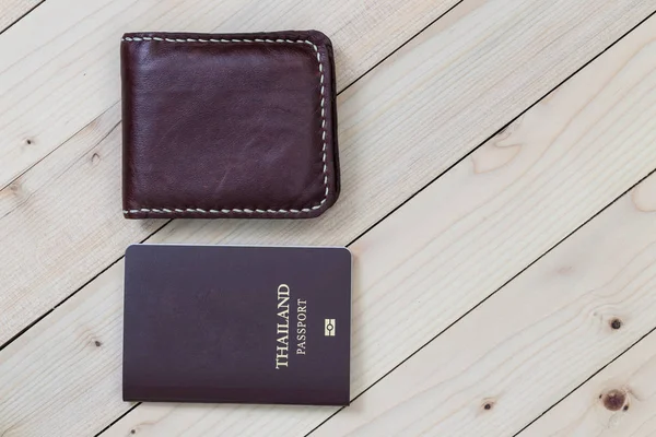 Top vista carteira de couro vintage e passaporte — Fotografia de Stock