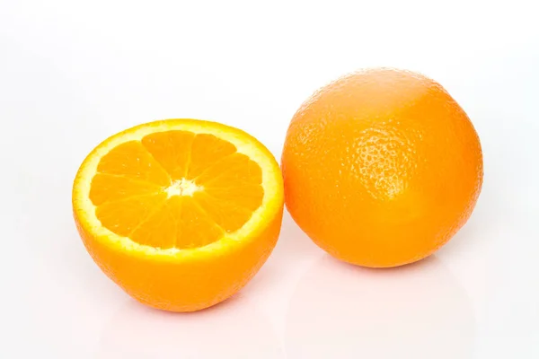 Kousky oranžové ovoce na bílém — Stock fotografie