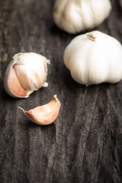 Garlic on dark wooden floor — Stock Photo, Image