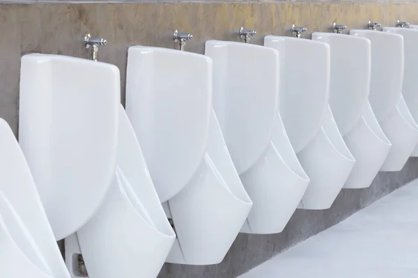 Białe Pisuary Ścianie Publicznej Toalecie — Zdjęcie stockowe