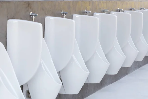 Urinarios Blancos Pared Baño Público — Foto de Stock