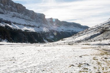 Güneşli dağların arasında karla kaplı bir geçit..