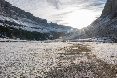 Gün batımında karlı bir yer.