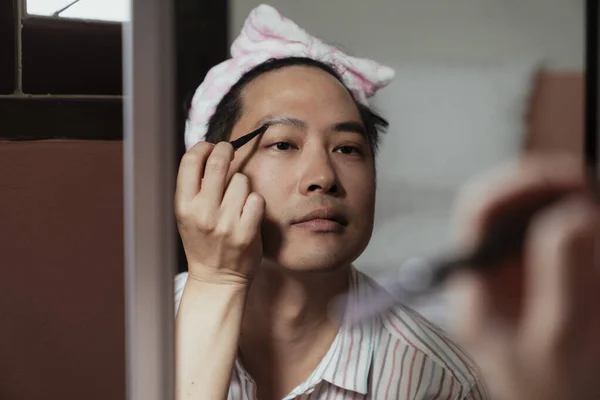 アジアのゲイは彼の眉毛に集中する美しさとして描画構成 — ストック写真