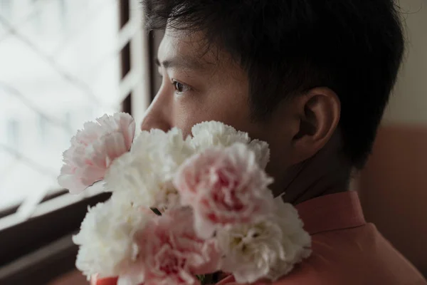 Introspektywny Azjatycki Gej Siedzi Pobliżu Okna Myśli Czymś Kwiatami Jego — Zdjęcie stockowe