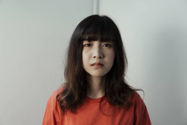 Onu hayata döndürmek için birinin eline ihtiyacı olan Taylandlı bir kız..