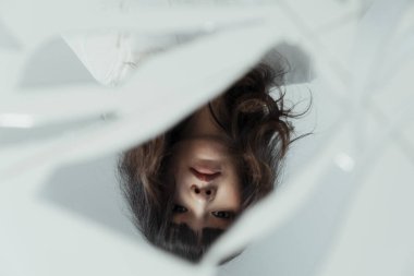 Aklı gibi aynada ileri bakan Taylandlı bir kız..