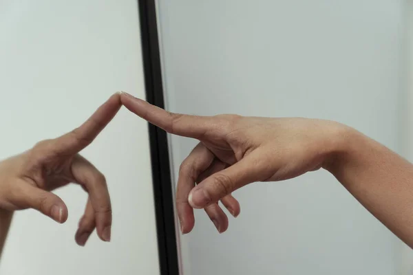 Mão Mulher Tailandesa Que Aponta Para Espelho — Fotografia de Stock