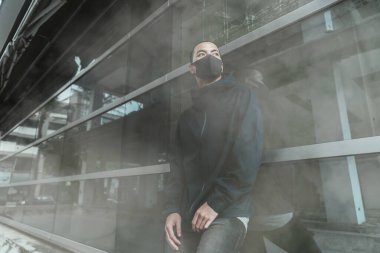 Gerçek bir anti-kirlilik, anti-kirli hava ve virüsler takan adam yüz maskesi; havada yoğun duman