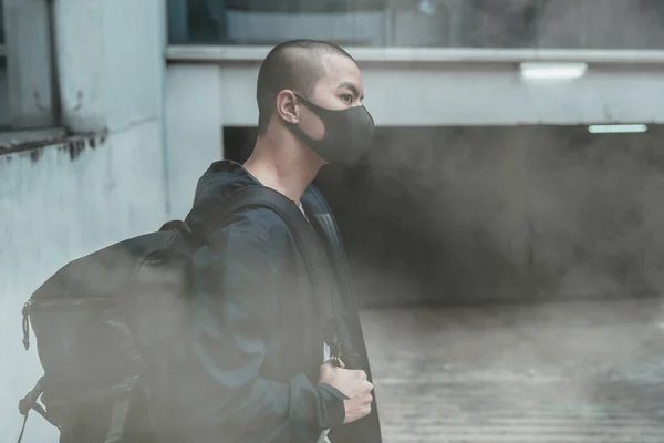 Homme Portant Véritable Masque Pollution Smog Virus Smog Dense Dans — Photo