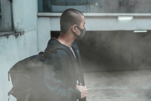 Muž Který Sobě Skutečnou Masku Proti Znečištění Proti Smogu Virům — Stock fotografie
