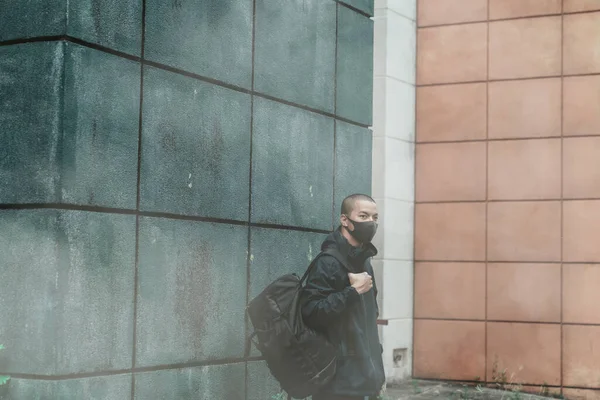 Homme Portant Véritable Masque Pollution Smog Virus Smog Dense Dans — Photo