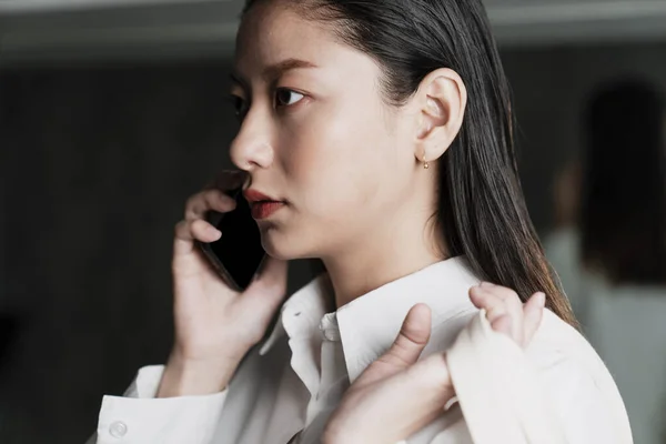 Preto Longo Cabelo Mulher Branco Camisa Falar Com Alguém Telefone — Fotografia de Stock