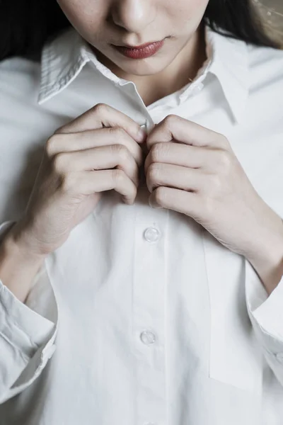 Cortado Tiro Mulher Tentar Tirar Sua Camisa Branca — Fotografia de Stock