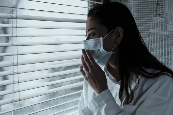 Nero Lungo Capelli Donna Ottenere Influenza Lei Indossare Igienico Maschera — Foto Stock