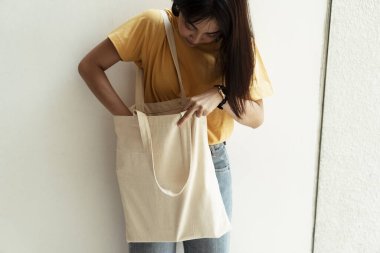 Üniversiteli bir kız çantasında bir şey bulmuş..