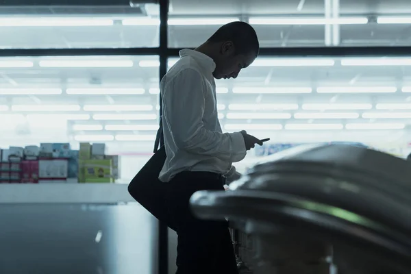 Uomo Che Controlla Telefono Mentre Cammina Verso Skkytrain — Foto Stock