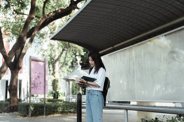Egy Lány Olvassa Könyvet Miközben Sha Várja Buszt Buszmegállóban — Stock Fotó