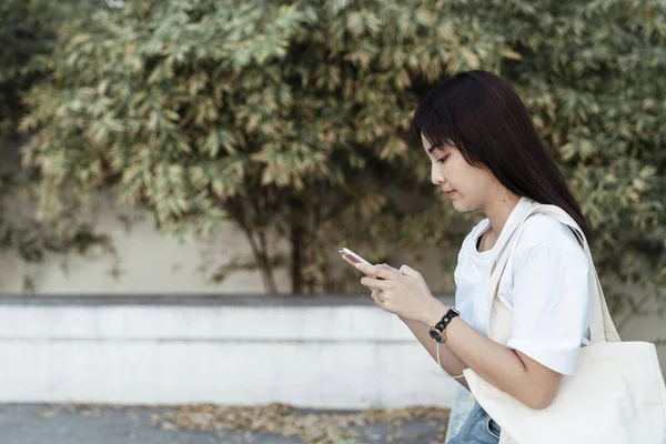 Девушка Колледжа Играет Смартфоне Время Прогулки Университету — стоковое фото
