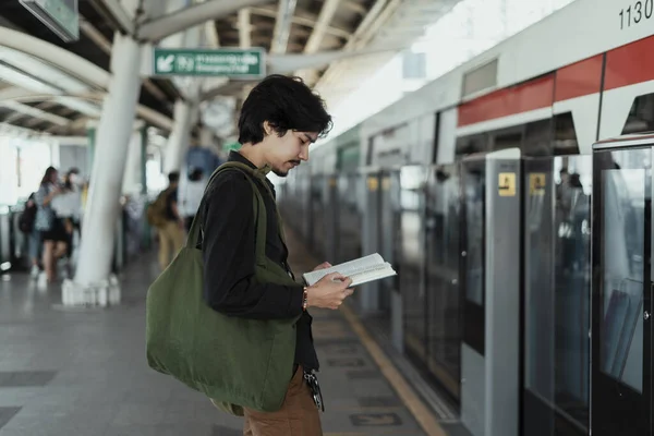 Парень Читает Книгу Платформе Skytrain — стоковое фото