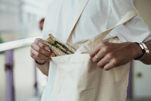 Puxando Sanduíche Pacote Plástico Para Fora Saco Pano — Fotografia de Stock