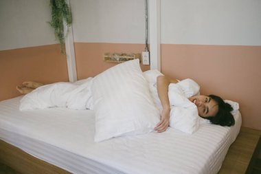 Yatağından çıkmak istemeyen içe dönük adam..