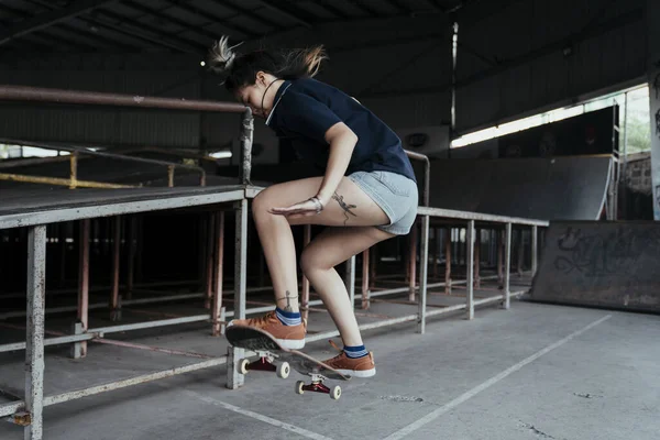 Kız Kaykaycı Kaykayın Üstünde Zıplama Gösterisi Yapıyor — Stok fotoğraf