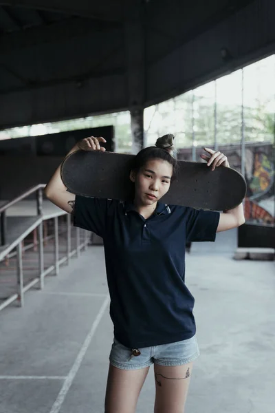 Retrato Una Patinadora Tailandesa Skatepark Cubierto — Foto de Stock