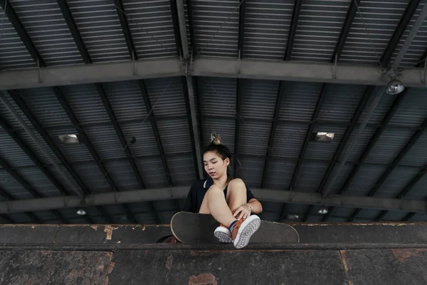 Portrét Asijského Bruslaře Krytém Skateparku — Stock fotografie