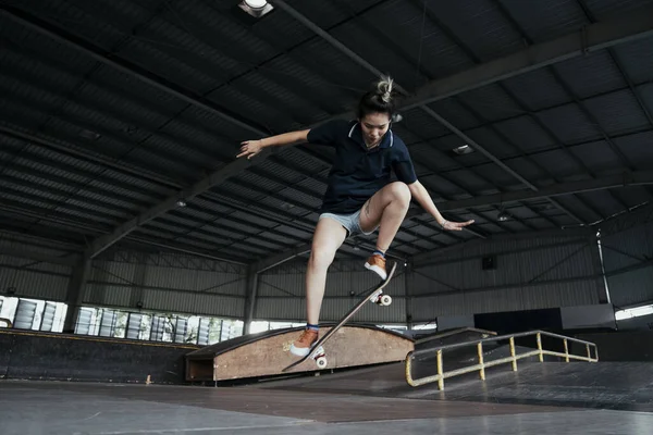 Asijské Dívka Provést Jumping Skateboard — Stock fotografie