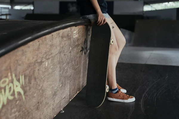 Flicka Med Skridskoåkare Och Orange Sneakers — Stockfoto