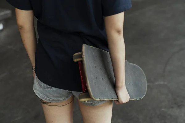 Dívka Bruslař Drží Skateboard Jednou Rukou — Stock fotografie