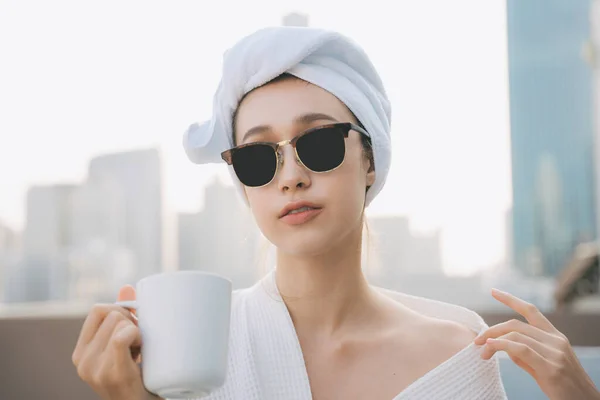 Mujer Joven Albornoz Blanco Con Gafas Sol Disfrutar Beber Café — Foto de Stock
