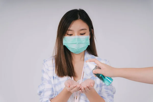 Beautiful Asian Thai Woman Wearing Doctor Mask Cleaning Her Hands — Stock Photo, Image