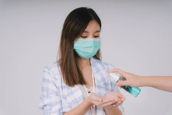 Beautiful Asian Thai Woman Wearing Doctor Mask Cleaning Her Hands — Stock Photo, Image