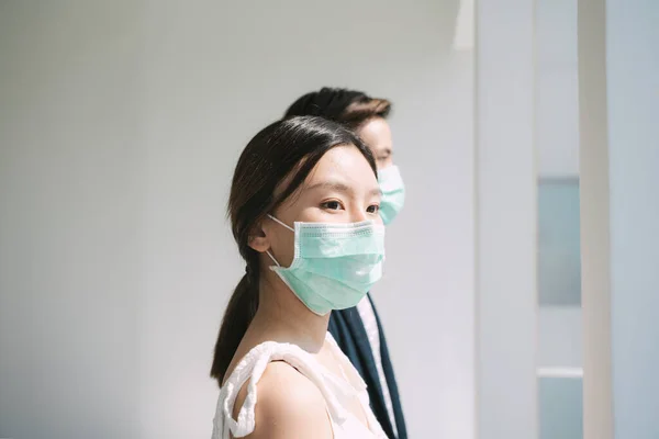 Sideview Dari Pasangan Asia Mengenakan Masker Dokter Tinggal Dalam Rumah — Stok Foto