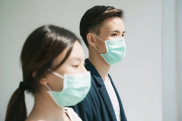 Πλευρά Του Ασιατικού Ζεύγους Φορώντας Μάσκα Γιατρού Που Διαμένουν Μέσα — Φωτογραφία Αρχείου