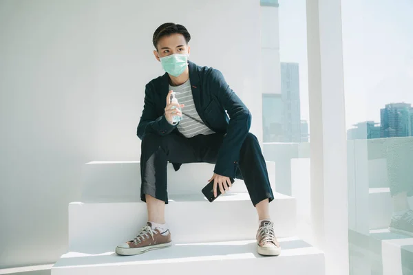 Mode Porträtt Ung Asiatisk Thai Man Karantän Sig Hemma Bär — Stockfoto