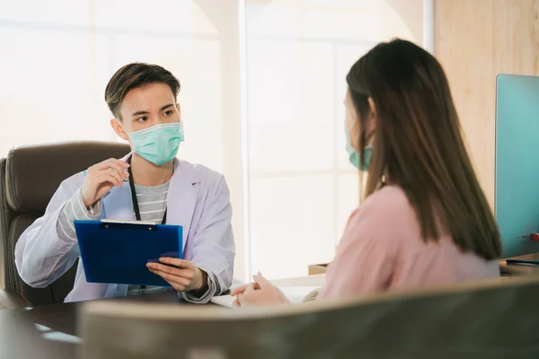 Asiatico Thai Medico Indossare Maschera Intervista Parlare Con Paziente Donna — Foto Stock