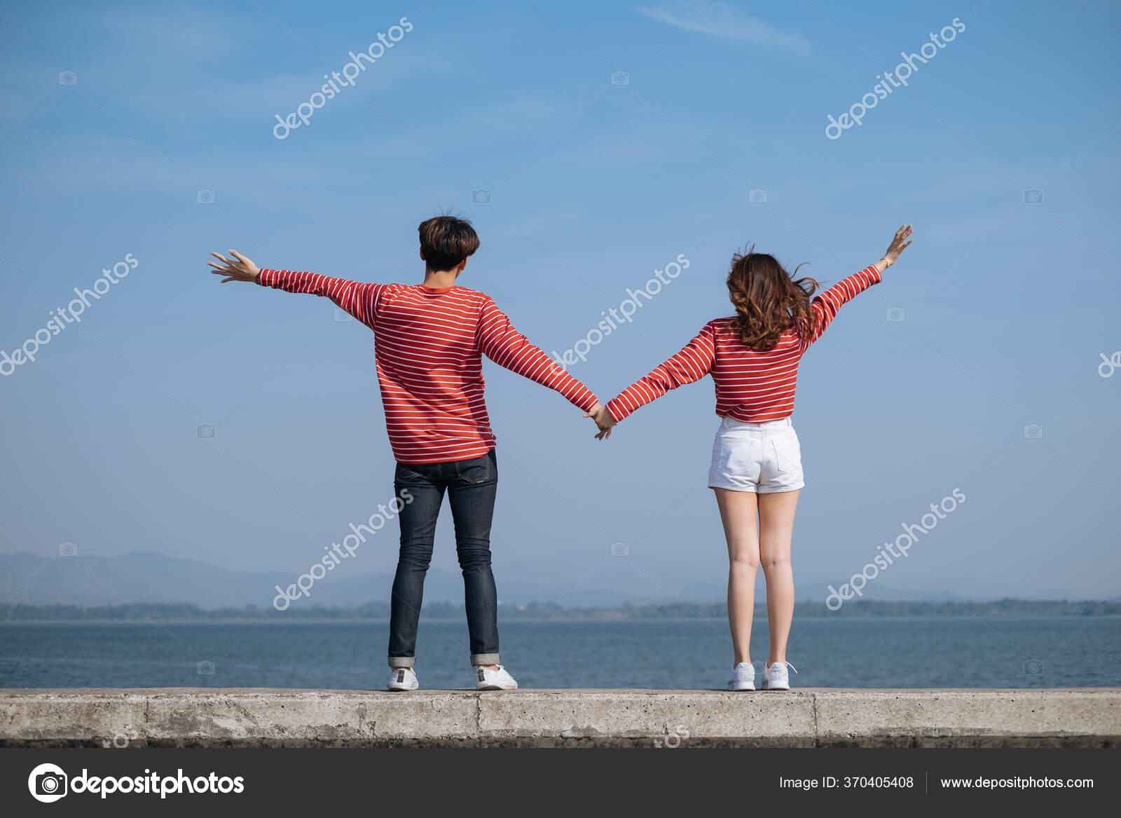 Couple Holding Each Other Hand Looking Distance — Stock Photo