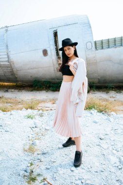 Tayland 'da imha edilen uçağın önünde duran Taylandlı kadın..