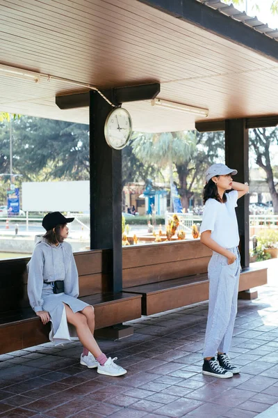 Dívky Čekají Vlak Nástupišti Dovolenou Létě — Stock fotografie
