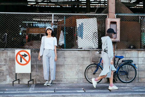 Найкращі Тайські Подружки Вулиці Одна Стоїть Дорожньому Знаку Інша Пішоході — стокове фото