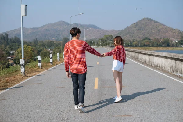 Pareja Cogida Mano Caminando Hacia Camino —  Fotos de Stock